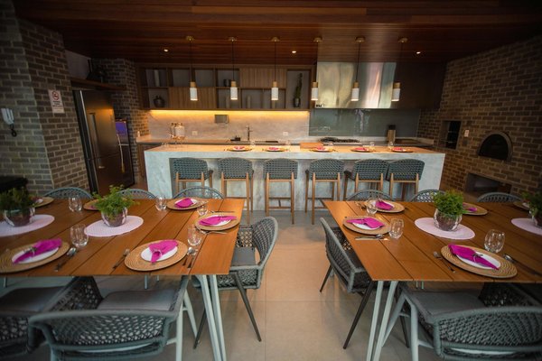 Découvrez comment préparer une savoureuse salade de kale agrémentée d'une vinaigrette citronnée et de noix torréfiées !